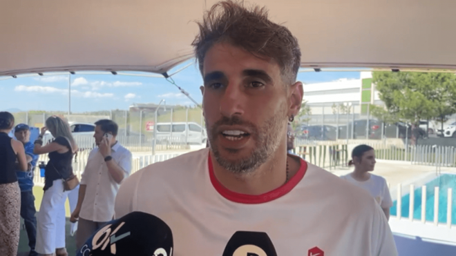 Javi Martínez atiende a la prensa en un torneo de pádel (Foto: ElDesmarque).