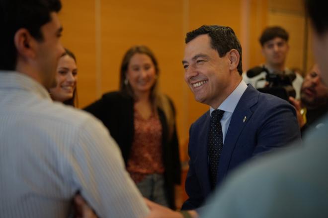 Juanma Moreno, durante un acto con estudiantes andaluces en Polonia (Foto: JuanMa_Moreno).