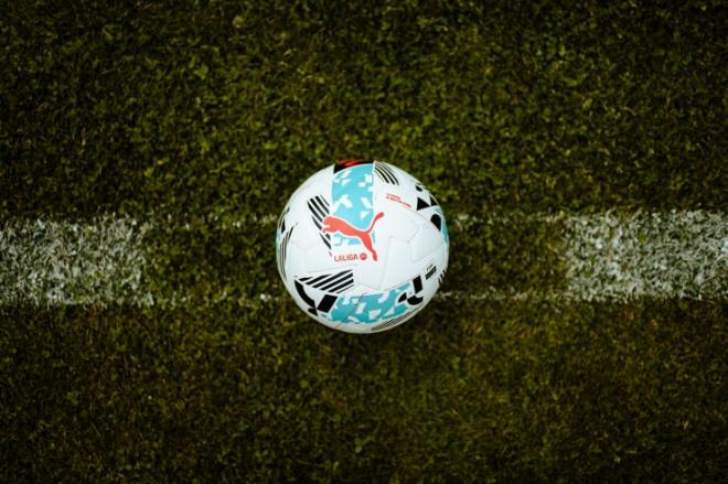 LaLiga presenta el nuevo balón de la temporada 2025/2026.