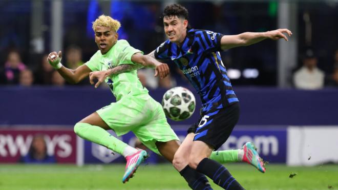 Lamine Yamal y Bastoni en el Inter de Milán-Barcelona (Fuente: Cordon Press)