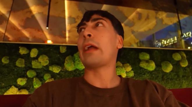 Nil Ojeda, en un restaurante de Mónaco (Youtube)