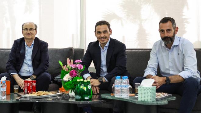 Pepe Castro, Del Nido Carrasco y González-Dans, en su llegada a Marruecos (Foto: @WACofficiel).