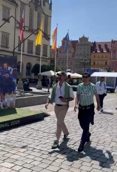 Ángel Haro, paseándose con la camiseta del Betis.