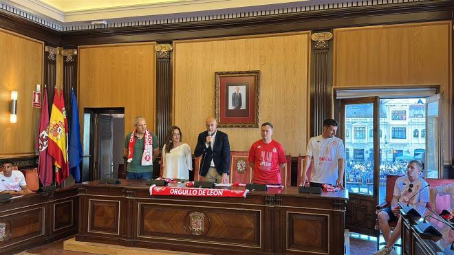 Recibimiento de la Cultural y Deportiva Leonesa en el ayuntamiento de León (Foto: Ayto León).
