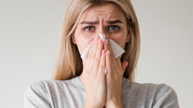 Mujer con ojos llorosos y sonándose la nariz (Foto: Freepik)