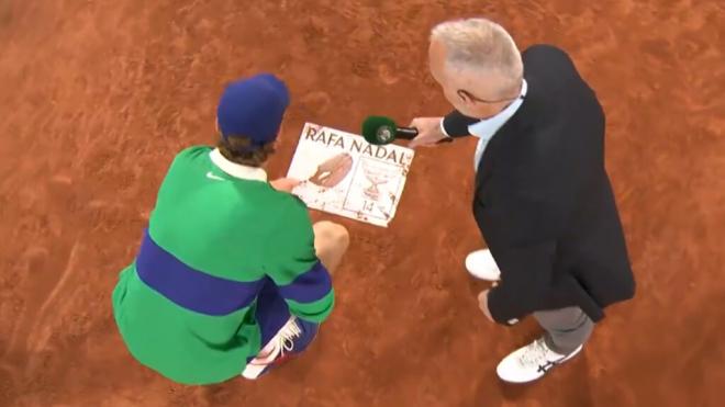 Jannik Sinner ante la placa de Rafa Nadal en Roland Garros (Fuente: redes sociales)