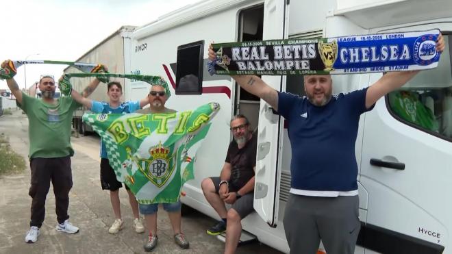 Aficionados del Real Betis de camino en caravana hasta Wroclaw.