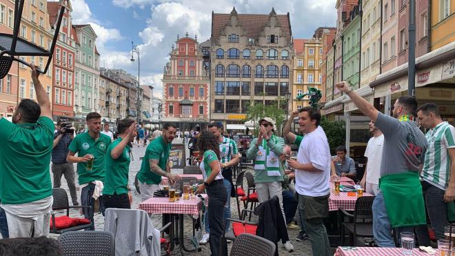 Los aficionados del Betis en Wroclaw.