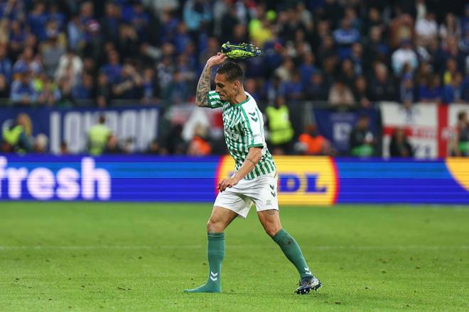 Antony se enfadó tras el pitido final y tiró las botas (Foto: Cordon Press)