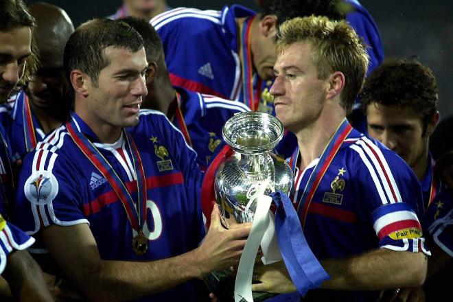Zinedine Zidane junto a Deschamps en la selección francesa (Cordon Press)