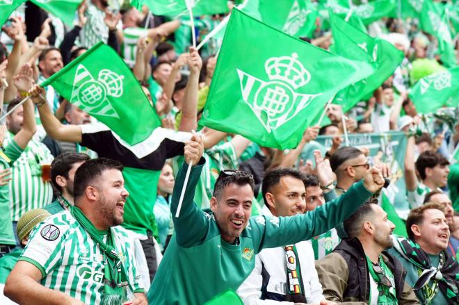 Aficionados del Betis, en la previa del encuentro ante el Chelsea (Foto: Cordon Press).
