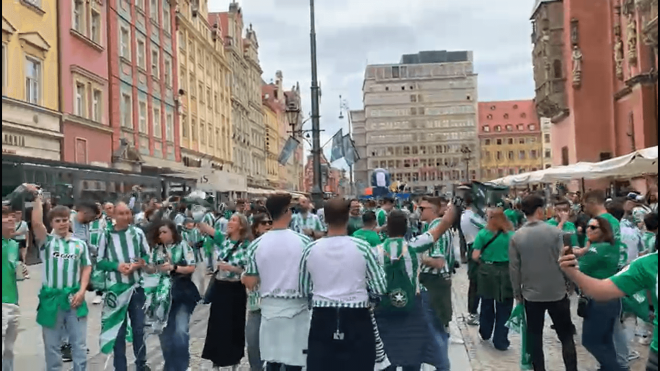 Aficionados del Betis inundan Breslavia.