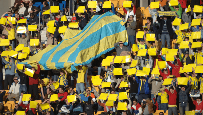 Protestas de la afición del Cádiz fuera del estadio.