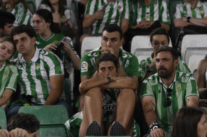 El dolor de los aficionados del Real Betis en el Benito Villamarín (Foto: Kiko Hurtado).