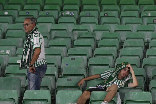 El dolor de los aficionados del Real Betis en el Benito Villamarín (Foto: Kiko Hurtado).