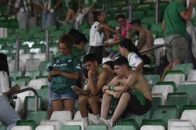 El dolor de los aficionados del Real Betis en el Benito Villamarín (Foto: Kiko Hurtado).