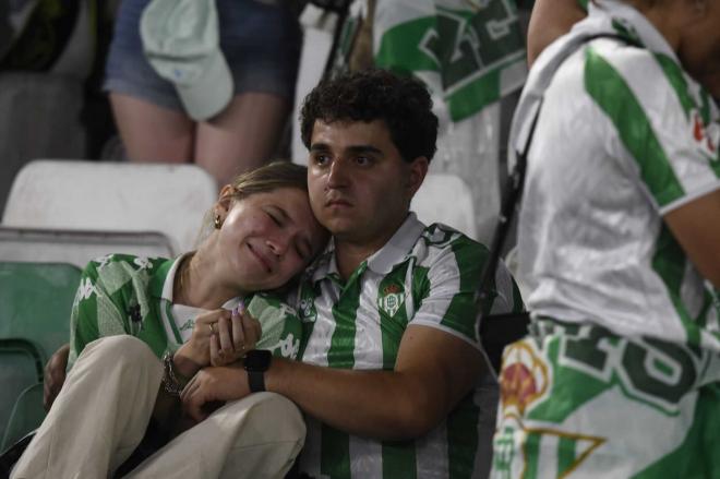 El dolor de los aficionados del Real Betis en el Benito Villamarín (Foto: Kiko Hurtado).