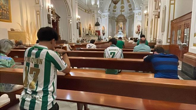 Aficionados del Real Betis rezando antes de la final de la Conference (Foto: Kiko Hurtado).