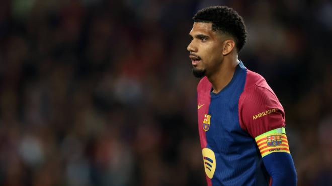 Ronald Araujo en un partido con el Barça (Cordon Press)