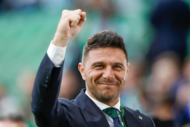 Joaquín Sánchez, alentando a la grada del Real Betis (Foto: EFE)