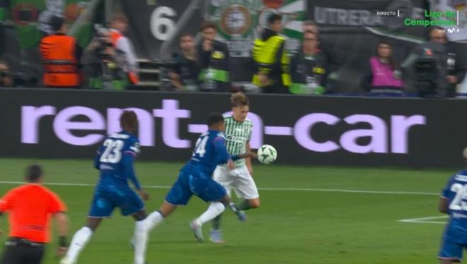 La mano de Reece James ante Jesús Rodríguez en el Betis-Chelsea.
