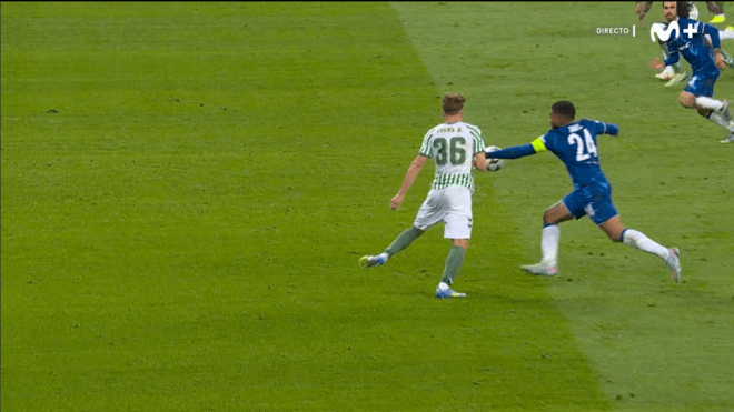 La mano de Reece James ante Jesús Rodríguez en el Betis-Chelsea.
