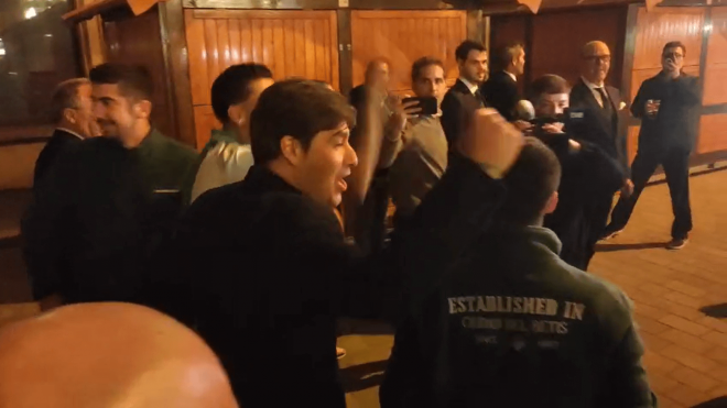 Ángel Haro canta con la afición del Betis en Wroclaw.