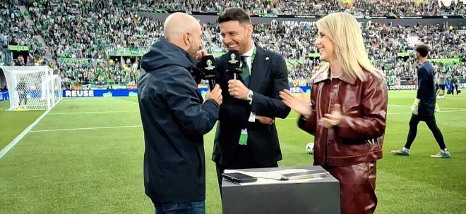 Cuéllar y Joaquín bromean en la previa de la final de la Conference League.