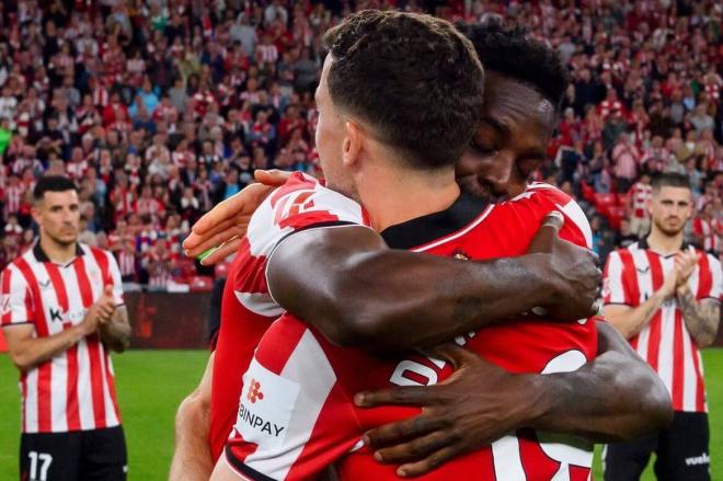 El abrazo final entre Iñaki Williams y Oscar de Marcos en San Mamés (Foto: Athletic Club).