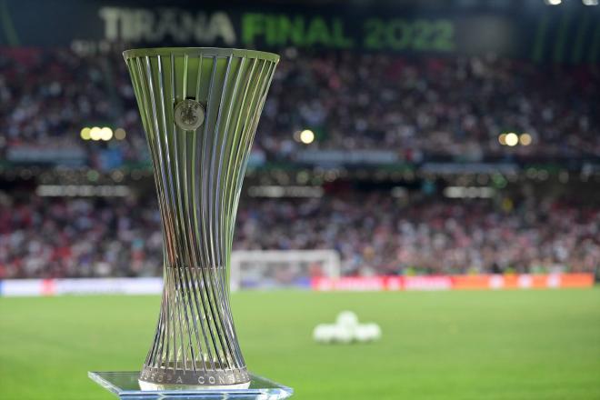 El trofeo de la Conference League (Europa Press)
