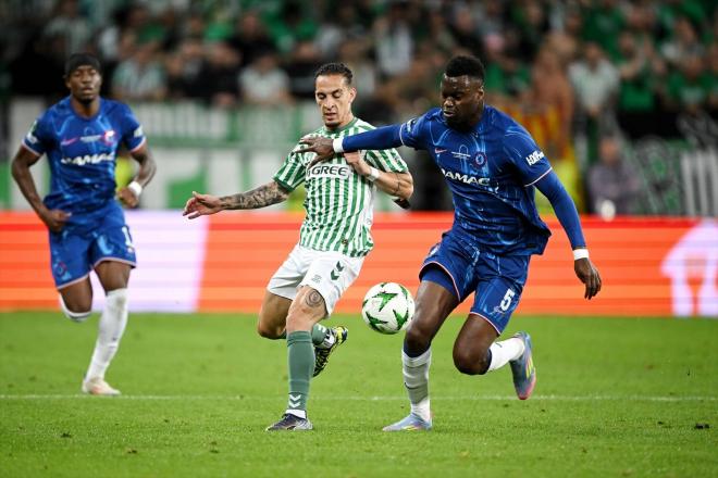 Antony, ante el Chelsea (Foto: Europa Press).
