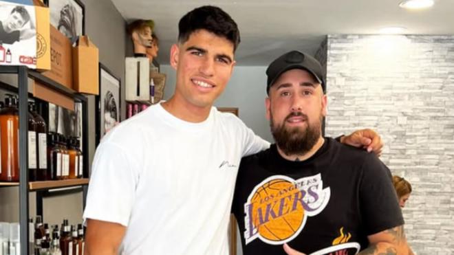 Víctor Martínez junto a Carlos Alcaraz (Foto: Instagram Victorbarbers)