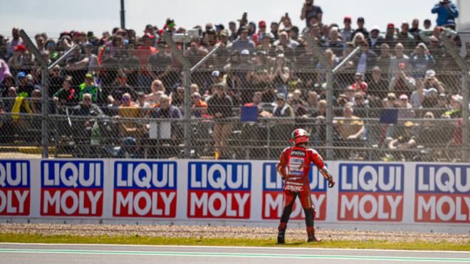 Pecco Bagnaia, tras caerse en el Gran Premio de Silverstone (Foto: Ducati Corse).