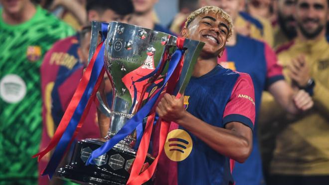 Lamine Yamal levantando el trofeo de liga (Cordon Press)