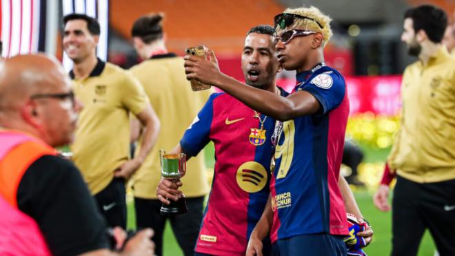 Mounir Nasraoui y Lamine Yamal, en una celebración (Cordon Press)