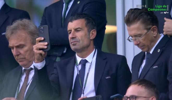 Luis Figo graba a la afición del Real Betis en la final de la Conference League.