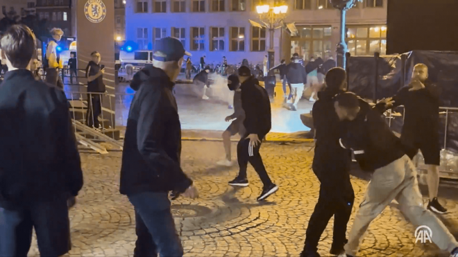 Peleas entre ultras de Betis y Chelsea en Breslavia.