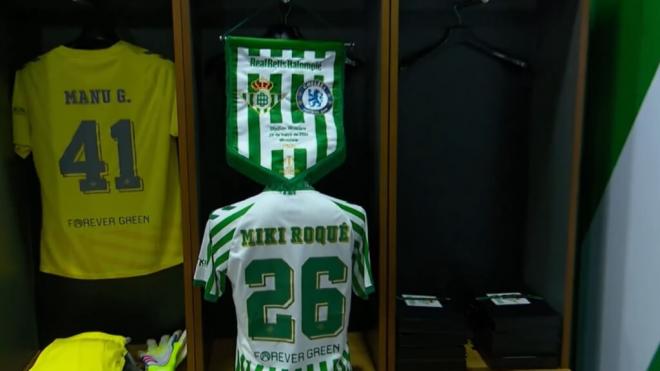 El detalle de la camiseta de Miki Roqué en el vestuario.