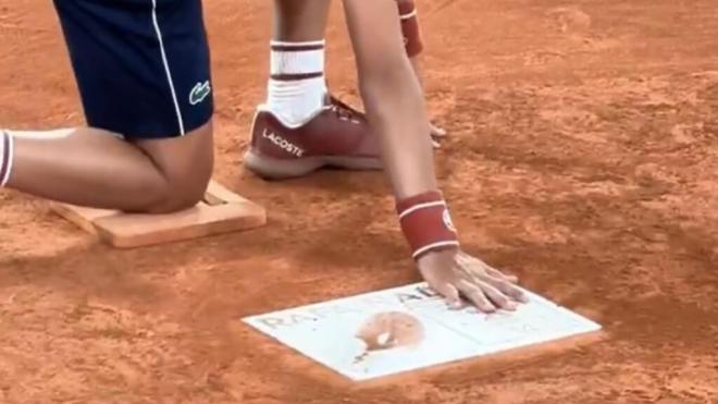 El gesto de un recogepelotas con la placa de Rafa Nadal (Roland Garros)