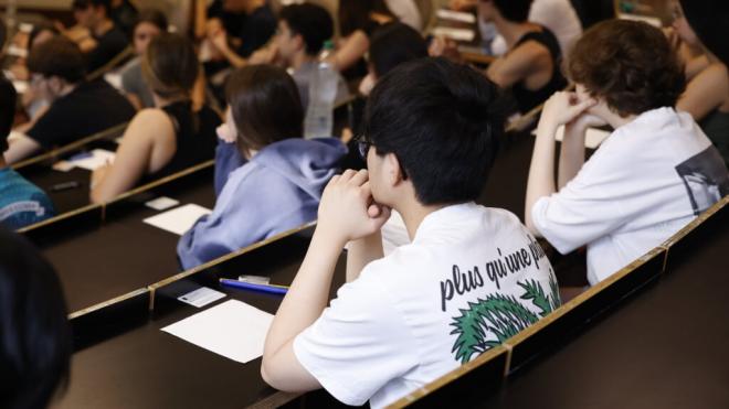 Estudiantes esperan para comenzar un examen de la Selectividad (Foto: Europa Press)