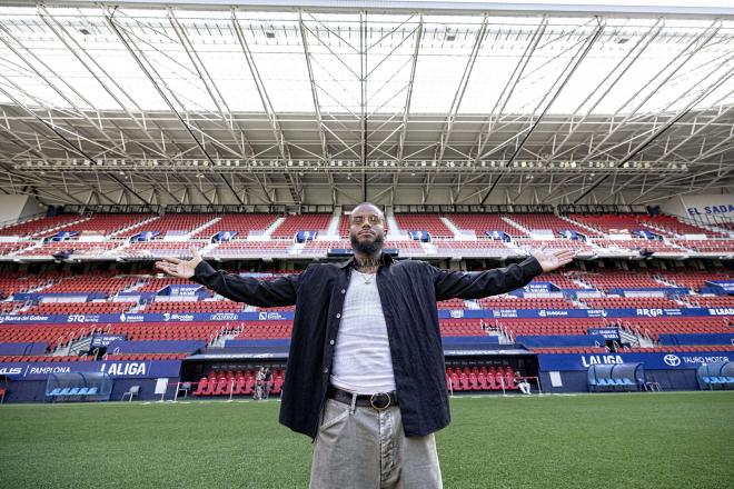 Valentin Rosier posa en El Sadar (Foto: CA Osasuna).