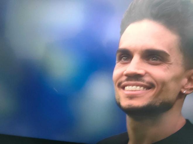 Marc Bartra, emocionado en el calentamiento.