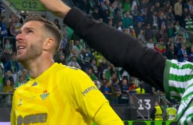 Las lágrimas de los jugadores del Betis tras el pitido final. (Foto: Movistar)