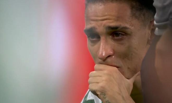 Las lágrimas de los jugadores del Betis tras el pitido final. (Foto: Movistar)