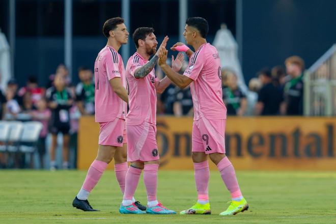 Messi se saluda con Suárez (Foto: Cordon Press)