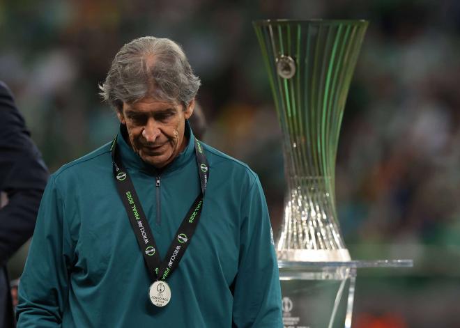Manuel Pellegrini, tras caer en la final de la Conference League (Foto: Cordon Press).