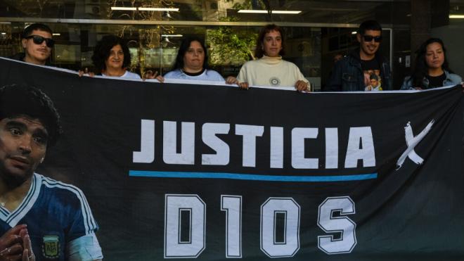 Pancarta en el juicio por la muerte de Maradona (Foto: Europa Press)
