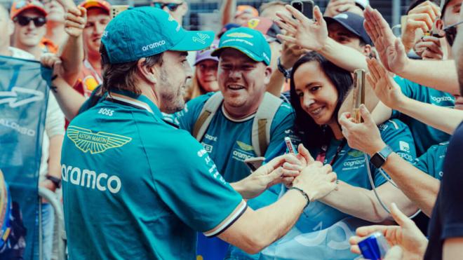 Fernando Alonso, junto con varios aficionados (Foto: Aston Martin).