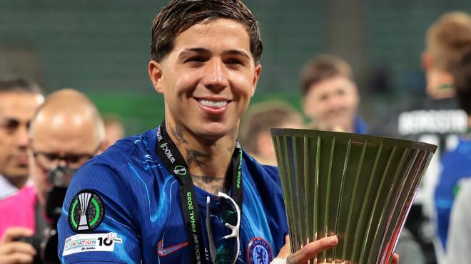 Enzo Fernández con el título de la Conference League (Cordon Press)