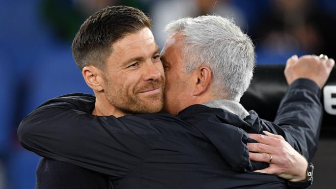 Xabi Alonso abrazándose con José Mourinho (Cordon Press)